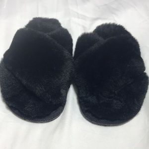 Black Fuzzy Slippers - Lucky Top (Size 10)